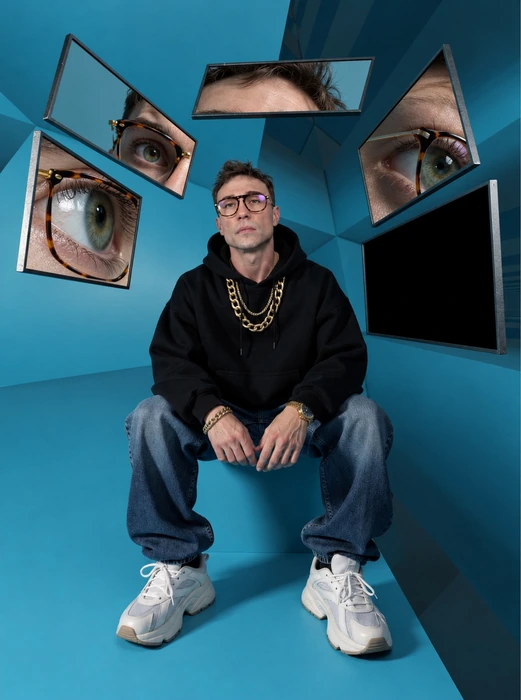 Eyes in the blue room — Gabriel Wyatt.